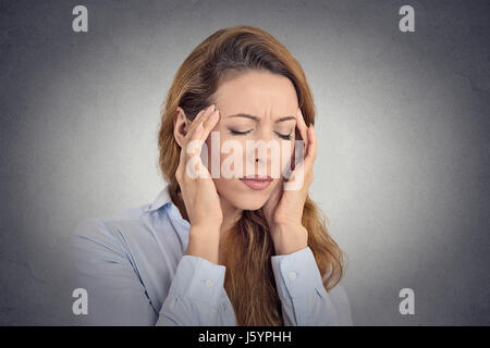Giovane donna che soffre di mal di testa Foto Stock