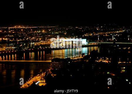 Shine brilla luminosa luce della Lucent Technologies serena notte luminosa fotografia budapest Foto Stock