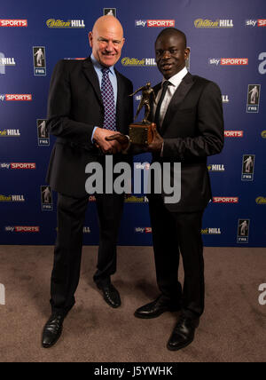 Patrick Barclay del calcio associazione degli scrittori le mani al calciatore del premio di anno di Chelsea N'Golo Kante durante il FWA Calciatore dell'anno la cena al Landmark Hotel di Londra. Foto Stock