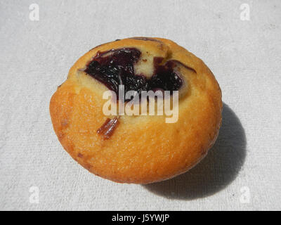 Questa immagine mette in evidenza una varietà locale di muffin, un popolare prodotto al forno nelle Filippine, che mostra come viene gustato in vari sapori della cultura filippina. Foto Stock