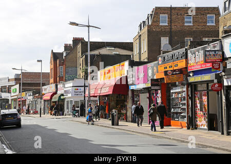 Rye Lane, Peckham, sud di Londra. Trafficata strada dello shopping nel cuore di questa zona famosa per la sua popolazione variegata. Presentato nel film del 2023 Rye Lane. Foto Stock