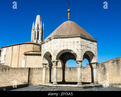 Una cupola sul tetto del dei Bagni Arabi di Girona, Spagna. Foto Stock