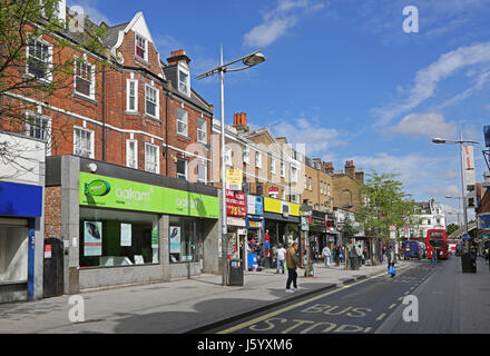 Rye Lane, Peckham, sud di Londra. Trafficata strada dello shopping nel cuore di questa zona famosa per la sua popolazione variegata. Presentato nel film del 2023 Rye Lane. Foto Stock