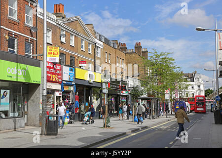 Rye Lane, Peckham, sud di Londra. Trafficata strada dello shopping nel cuore di questa zona famosa per la sua popolazione variegata. Presentato nel film del 2023 Rye Lane. Foto Stock