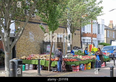 Una bancarella all'aperto di frutta e verdura a Rye Lane, Peckham, un'area di Londra famosa per la sua comunità mista. Presentato nel film del 2023 Rye Lane Foto Stock