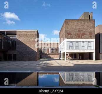 Vista esterna all'interno del cortile. Baylis vecchia scuola, Londra, Regno Unito. Architetto: Conran e partner, 1960. Foto Stock