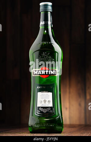 POZNAN, Polonia - 22 giugno 2016: Martini un famoso vermouth italiano è il mondo della quarta più potente di marca alcolica prodotta a Torino da Martini e Foto Stock