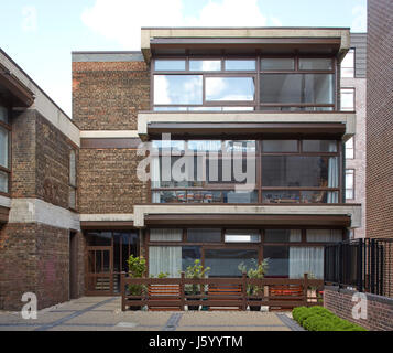 Vista esterna all'interno del cortile. Baylis vecchia scuola, Londra, Regno Unito. Architetto: Conran e partner, 1960. Foto Stock