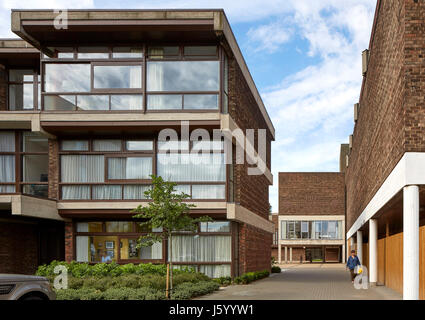 Vista esterna all'interno del cortile. Baylis vecchia scuola, Londra, Regno Unito. Architetto: Conran e partner, 1960. Foto Stock