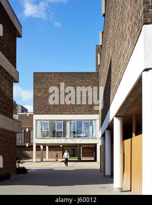 Vista esterna all'interno del cortile. Baylis vecchia scuola, Londra, Regno Unito. Architetto: Conran e partner, 1960. Foto Stock