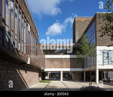 Vista esterna all'interno del cortile. Baylis vecchia scuola, Londra, Regno Unito. Architetto: Conran e partner, 1960. Foto Stock