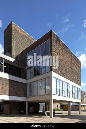 Vista esterna all'interno del cortile. Baylis vecchia scuola, Londra, Regno Unito. Architetto: Conran e partner, 1960. Foto Stock