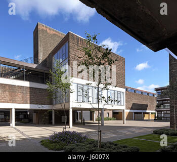 Vista esterna all'interno del cortile. Baylis vecchia scuola, Londra, Regno Unito. Architetto: Conran e partner, 1960. Foto Stock