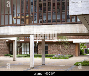 Vista esterna all'interno del cortile. Baylis vecchia scuola, Londra, Regno Unito. Architetto: Conran e partner, 1960. Foto Stock