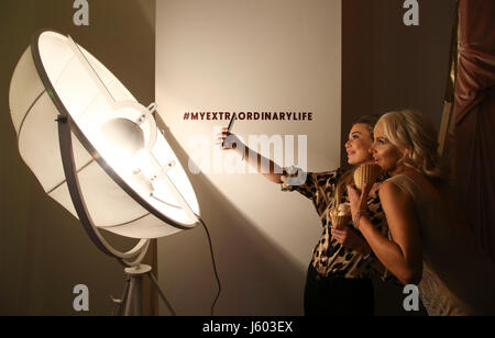 Solo uso editoriale realizzato in Chelsea stelle Stephanie Pratt e Georgia Toffolo al Haagen-Dazs 'My straordinaria vita', un evento multi-sensoriale esperienza coinvolgente creato da Bompas &AMP; Parr, a NoHo Studios di Londra. Foto Stock