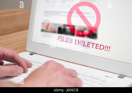 Eliminati i file icona su una lo schermo del computer portatile Foto Stock
