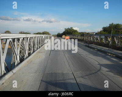 Questa immagine cattura lo sviluppo delle infrastrutture nell'area di San Bartolome Culcul a Santo Tomas, Pampanga, concentrandosi sulla costruzione di strade e ponti. Gli sforzi di costruzione fanno parte di iniziative di sviluppo regionale volte a migliorare la connettività e i trasporti all'interno della zona. Il progetto è fondamentale per il miglioramento continuo delle infrastrutture per la mobilità locale e regionale. Foto Stock
