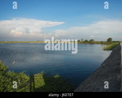 Questa immagine raffigura la costruzione di strade e ponti nella zona di San Bartolome Culcul a Santo Tomas, Pampanga, mettendo in evidenza i progetti di ingegneria civile nella regione. L'immagine si concentra sullo sviluppo dell'infrastruttura, con lavori stradali e costruzione di ponti in corso. Gli sforzi di costruzione locali fanno parte di più ampi progetti di urbanizzazione e miglioramento volti a migliorare la connettività dei trasporti. Foto Stock