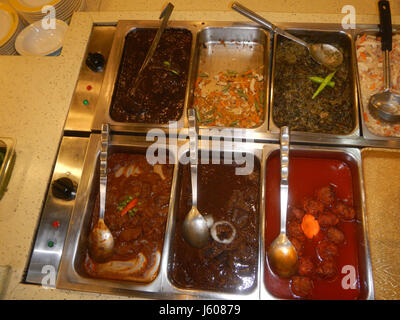 Goldilocks Food Products si riferisce a un'azienda nota per la sua produzione di prodotti alimentari, in particolare nel mercato filippino. È rinomata per i suoi dolci, torte e altri prodotti da forno, che riflettono le tradizioni culinarie filippine. Foto Stock