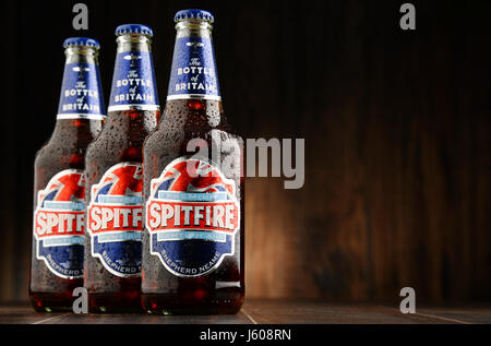 POZNAN, Polonia - Agosto 12, 2016: Spitfire Kentish premium ale è il best-seller di botte condizionata ale del Pastore Neame, un inglese indipendente di regi Foto Stock