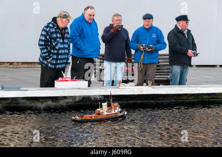 Gli uomini con radio controlled modellini di barche in Plymouth. Foto Stock