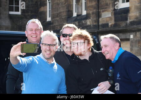 Ed Sheeran pone per le foto con i fans prima di dirigervi al SSE idro a Glasgow in Scozia con: Ed Sheeran dove: Glasgow, Regno Unito quando: 17 Apr 2017 Credit: WENN.com Foto Stock