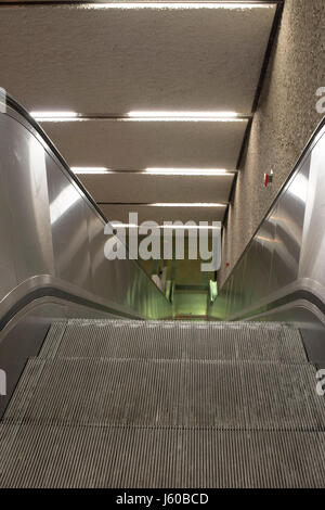 Rolltreppe einer U-Bahnstation in Norimberga, Bayern, Deutschland Foto Stock