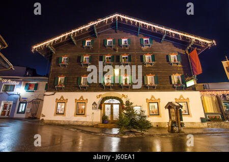 Vista notturna da Zell Am See villaggio in Salzburg, Austria Foto Stock