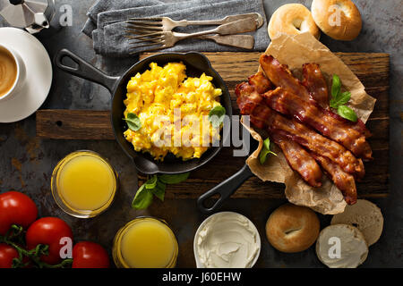 Abbondante colazione con pancetta e uova strapazzate Foto Stock