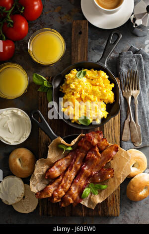 Abbondante colazione con pancetta e uova strapazzate Foto Stock