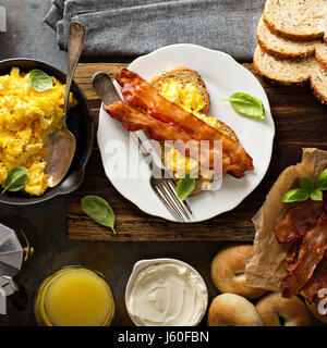 Abbondante colazione con pancetta e uova strapazzate Foto Stock