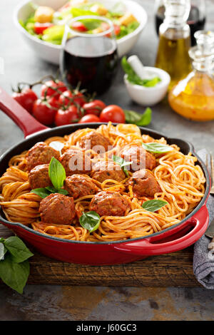 Spaghetti con salsa di pomodoro e polpette di carne Foto Stock