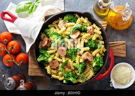 Cuocere la pasta con salsiccia e broccoli Foto Stock