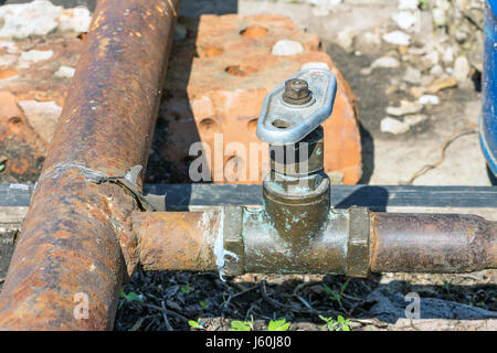 Il vecchio rubinetto di acqua su un tubo arrugginito Foto Stock