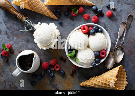 Gelato alla vaniglia sessole in una ciotola con frutti di bosco freschi Foto Stock