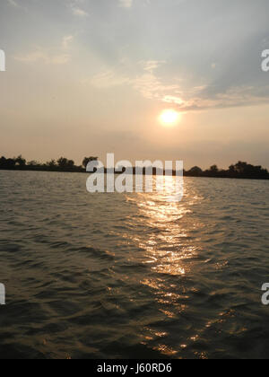 Questo titolo si riferisce ai distretti fluviali di Masantol, Pampanga, Filippine, che comprendono vari villaggi e sponde del fiume. Il distretto è caratterizzato dalle sue attività agricole, tra cui la pesca e l'agricoltura lungo il fiume. Foto Stock