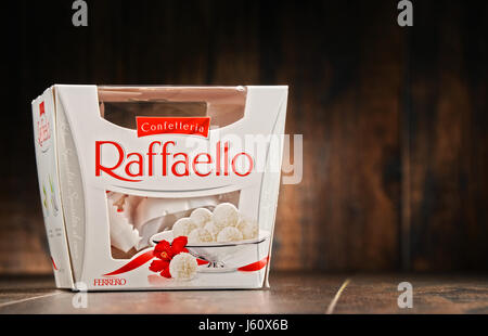 POZNAN, Polonia - Oct 13, 2016: Raffaello è un marchio di noci di cocco-mandorla pralina prodotta da Ferrero SpA, produttore di cioccolato e dolciumi compan Foto Stock