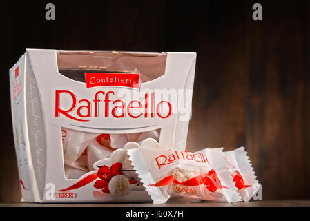 POZNAN, Polonia - Oct 13, 2016: Raffaello è un marchio di noci di cocco-mandorla pralina prodotta da Ferrero SpA, produttore di cioccolato e dolciumi compan Foto Stock