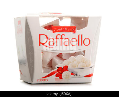 POZNAN, Polonia - Oct 13, 2016: Raffaello è un marchio di noci di cocco-mandorla pralina prodotta da Ferrero SpA, produttore di cioccolato e dolciumi compan Foto Stock