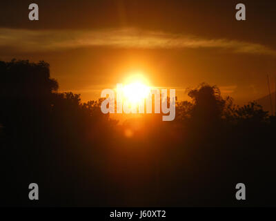 La fotografia cattura una splendida vista del tramonto sul Monte Arayat da Anyatam, San Ildefonso, Bulacan nelle Filippine. Questa immagine serena mostra la bellezza naturale della regione. Foto Stock