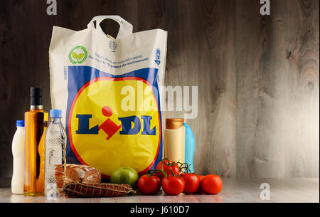 POZNAN, Polonia - Novembre 3, 2016: Lidl è un sconto tedesco della catena di supermercati, basata a Neckarsulm, Germania, che opera oltre 10.000 negozi in tutta Europ Foto Stock