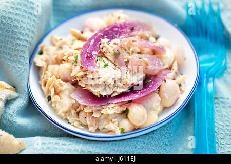 Tonno con fagioli e cipolle rosse - Spagnolo insalata di stile Foto Stock