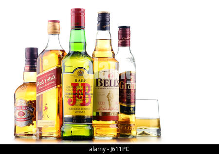 POZNAN, Polonia - Nov 23, 2016: il whiskey è la più popolare liquore nel mondo. Probabilmente originato in Irlanda, ora è prodotta anche in India, Scot Foto Stock