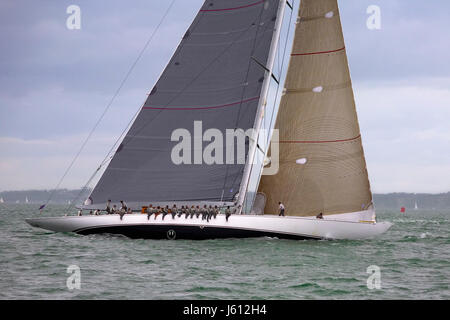 J-Class yacht "Ranger" (J5) sulla seconda battuta di Gara 2 della classe J Solent regata, Luglio 2012 Foto Stock