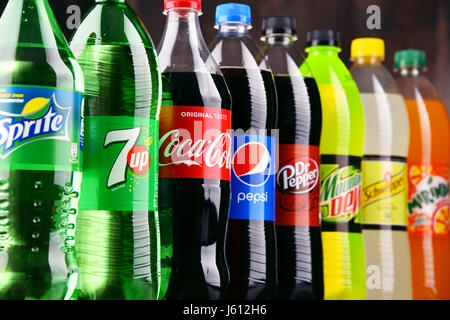 POZNAN, Polonia - Mar 16, 2017: Global soft drink il mercato è dominato da marche di poche multinazionali fondata nel Nord America. Tra di loro sono Foto Stock