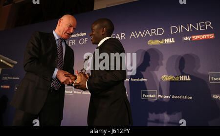 Patrick Barclay del calcio associazione degli scrittori mani il premio per il Calciatore dell'anno al Chelsea è N'Golo Kante durante il FWA Calciatore dell'anno la cena al Landmark Hotel di Londra. Stampa foto di associazione. Picture Data: giovedì 18 maggio, 2017. Foto di credito dovrebbe leggere: Steven Paston/filo PA. Foto Stock