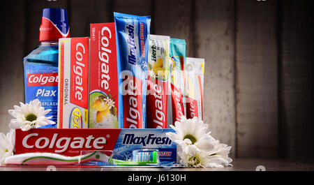 POZNAN, Polonia - 5 Maggio 2017: Colgate, una marca di igiene orale prodotti come dentifrici, spazzolini, colluttori e filo interdentale prodotta da Am Foto Stock