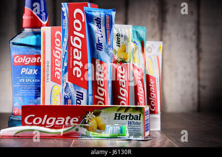 POZNAN, Polonia - 5 Maggio 2017: Colgate, una marca di igiene orale prodotti come dentifrici, spazzolini, colluttori e filo interdentale prodotta da Am Foto Stock