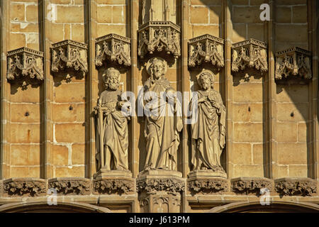 Le statue dei tre santi sopra l ingresso della Cattedrale di San Bavone, Gand, Belgio Foto Stock