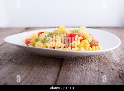 Fussili pasta con crescione e pomodori ciliegini. Foto Stock